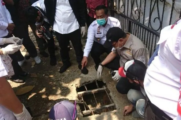 Rombongan Komisi III DPR RI meninjau lokasi pelarian napi Cai Changpan alias Antoni. Cai kabur dari Lapas Klas 1 Tangerang dengan menggali terowongan, Rabu (23/9/2020). [Suara.com/Irfan Maulana]
