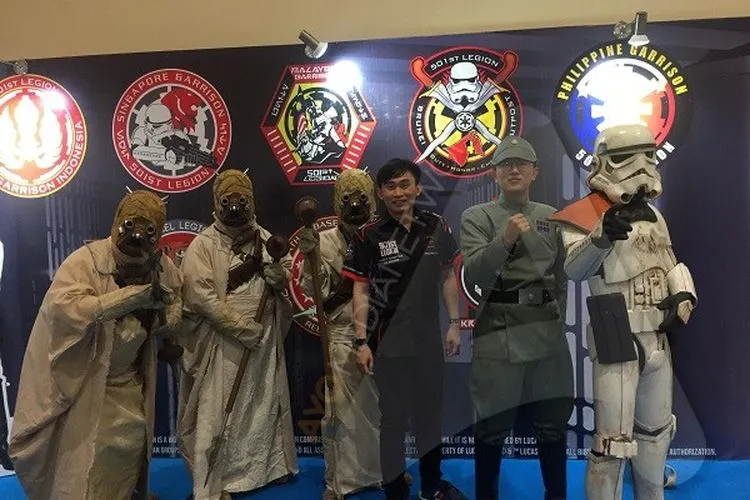 Ricky Sucitra (tengah) bersama para anggota 501st Legion Garuda Garrison Indonesia di Jakarta/Ayojakarta.com