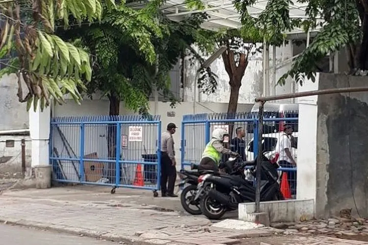 Kantor komunitas ARK Qahal Family didatangi polisi, Senin (27/4/2020). (Suara.com/Bagaskara Isdiansyah)
