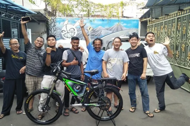 Para anggota komunitas Wild Rabbits berpose di depan markas mereka, Jalan Duri Selatan 3 Gang II 7F, RT2 RW2 Kelurahan Duri Selatan, Tambora, Jakarta Barat. Ketiga dari kanan adalah Tjahyadi Kartono yang menggagas berdirinya komunitas ini/Ayojakarta.com