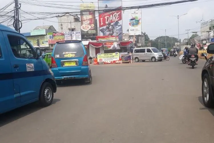 Kondisi check point Simpang Pasar Cibinong yang menjadi titik penyekatan mudik di kawasan Bogor. [Suara.com/Novian Ardiansyah]