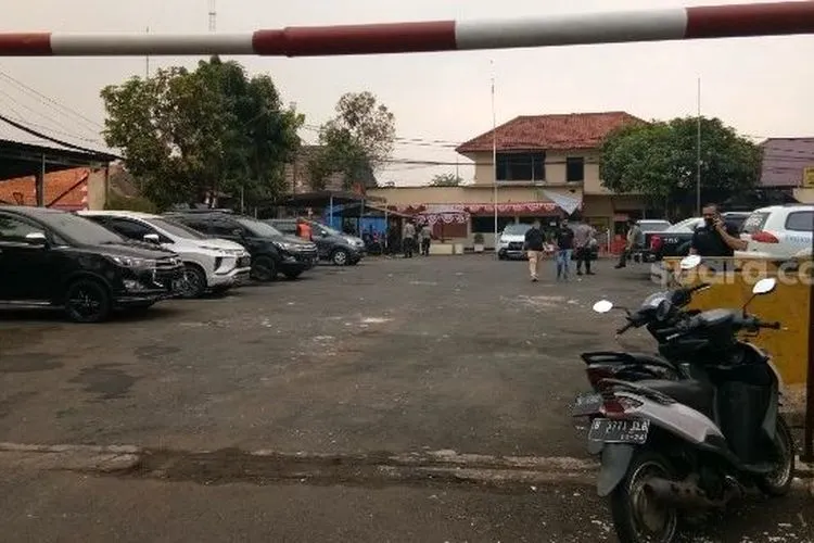 Kondisi terkini Polsek Ciracas usai diserang sekelompok orang, Sabtu (29/8/2020). [Suara.com/Adie Prasetyo Nugraha]