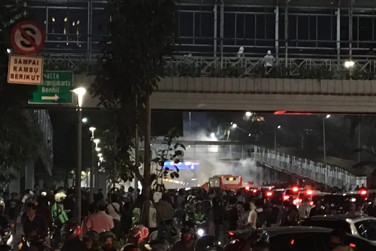 Suasana di depan Mapolda Metro Jaya, Senin malam (30/9/2019)/Istimewa
