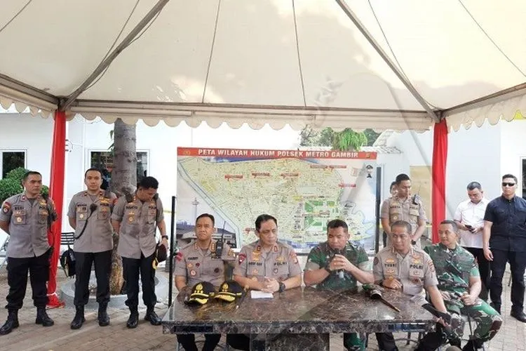 Kapolda Metro Jaya Irjen Polisi Gatot Eddy Pramono (dua dari kiri) memberikan keterangan pers bersama Pangdam Jaya Mayjen TNI Eko Margiyono di kawasan Monas, Jakarta Pusat. (Ayojakarta.com/Aprilia Rahapit)