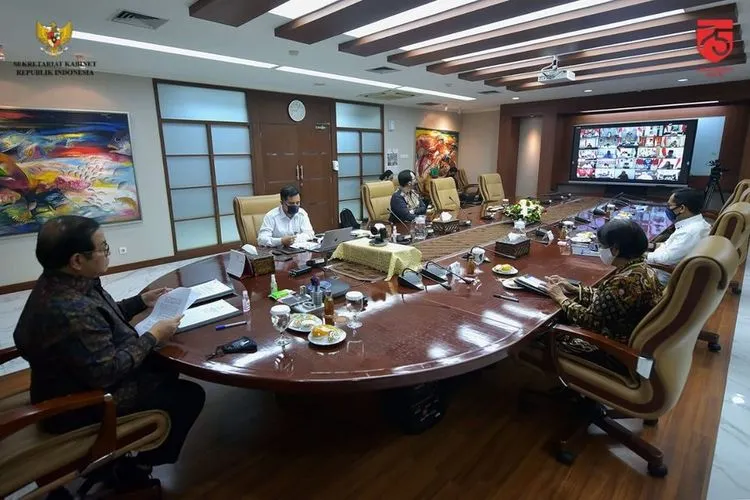 Rapat terbatas  melalui konferensi video yang dipimpin oleh Presiden Jokowi/Twitter @setkabgoid