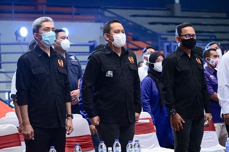 Benninnu Argoebi (tengah) kembali pimpin KONI Kota Bogor. (dok)