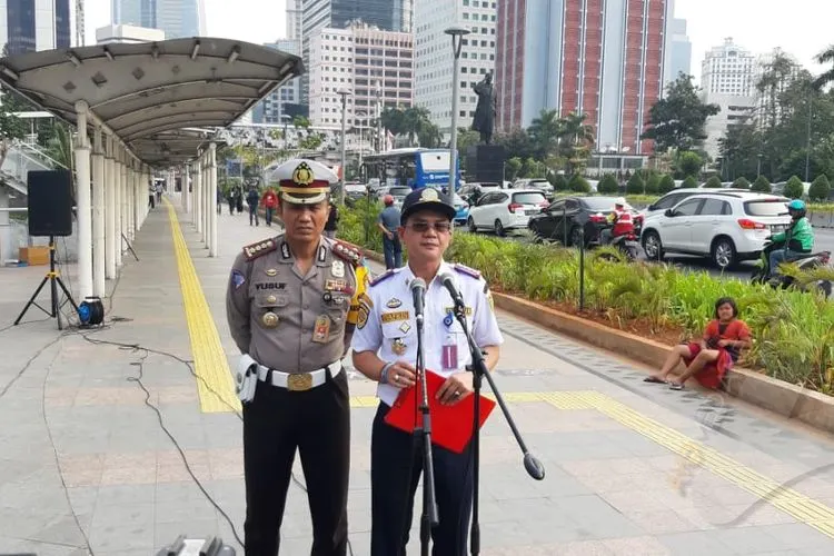 Kepala Dinas Perhubungan DKI Jakarta Syafrin Liputo dan Dirlantas Polda Metro Jaya Kombes Pol. Yusuf saat konferensi pers di Dukuh Atas/Ayojakarta.com