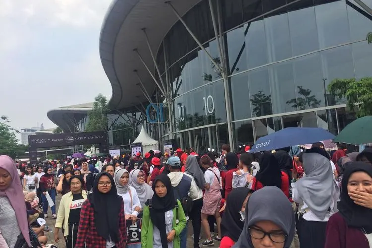 Suasana antrean penggemar EXO jelang konser sore ini di Indonesia Convention Exhibition (ICE) BSD, Tangerang, Banten.  (Ayojakarta.com/Istihanah Soejoethi)
