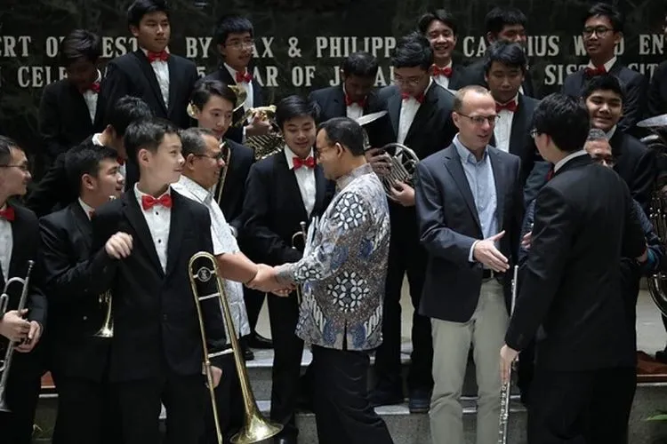 Momen di tengah Konser Mini Orkestra oleh Max & Phillip dan Canisius Wind Ensemble di Balaikota untuk mengakhiri perayaan 25 Tahun Sister City Jakarta-Berlin. (Facebook Anies Baswedan)