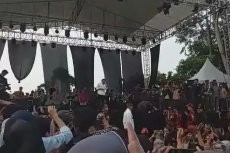 Tangkap layar keramaian saat si Raja Dangdut Rhoma Irama tampil di acara hajatan keluarga Surya Atmadja di Kampung Cisalak Cibunian Kecamatan Pamijahan Kabupaten Bogor, Minggu (28/6/2020). instagram: @nurulmuthiaaa