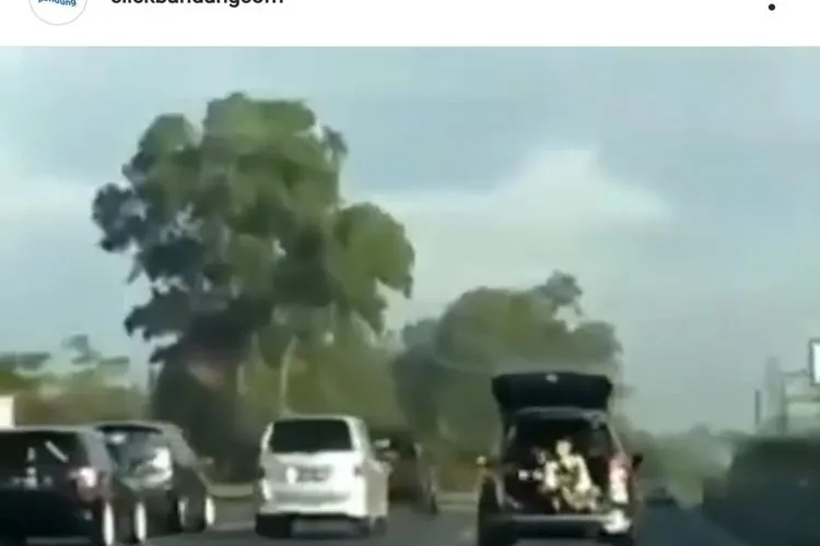 Video viral di media sosial yang memperlihatkan pengambilan video dengan membuka pintu belakang saat melaju di jalan tol. (dok)