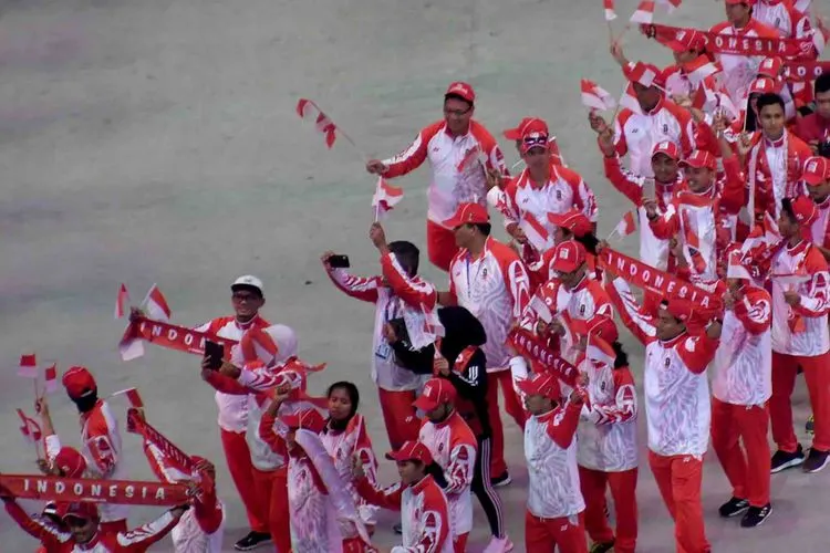 Kontingan Indonesia melakukan defile dalam pembukaan SEA Games 2019 di Philippine Arena, Bulacan, Filipina, Sabtu (30/11/2019). (Pikiran Rakyat/Nyoman Budhiana)
