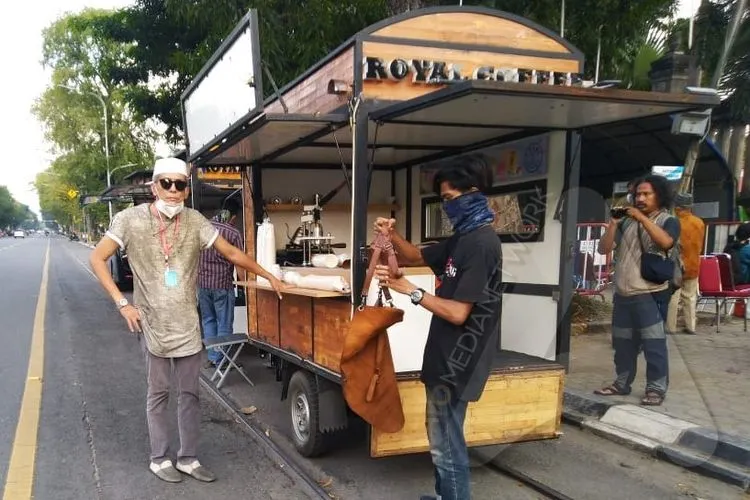 Habib Hasan Mulachela, salah satu pemilik kopi lokal Kota Solo saat berbagi dalma aksi sosial lawan Covid-19 di Kota Solo, Jawa Tengah, Minggu (19/4/2020). (Ayojakarta.com/Budi Cahyono)
