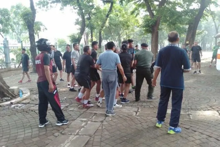 Korban ledakan granat asap di Monas saat diangkut ke dalam ambulans, Selasa (3/12/2019) pagi