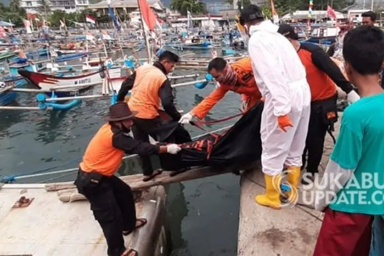 Tim SAR gabungan saat mengevakuasi jenazah Ebi Nugraha. Pemuda Sukaraja korban tenggelam di Pantai Karanghawu ini ditemukan pada hari ketiga pencarian, Senin (15/6/2020). [Foto: Sukabumiupdate.com]
