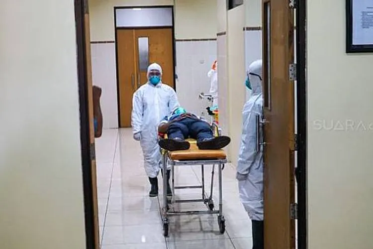 Petugas kesehatan dengan menggunakan APD menangani pasien yang diduga terindikasi virus corona saat simulasi penanganan pasien yang terdeteksi virus corona di RS Margono Soekarjo Purwokerto, Senin (3/1/2020). (Suara.com/Anang Firmansyah)