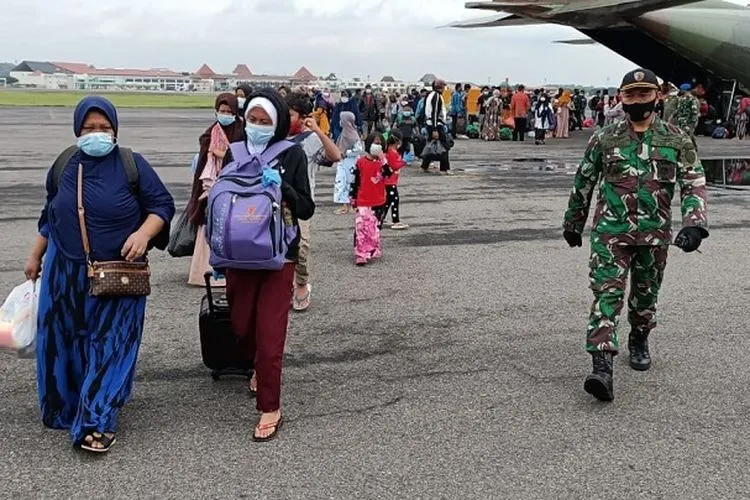 Para pengungsi korban gempa Mamuju, Sulawesi Barat, saat tiba di Lanud Adi Soemarmo menggunakan pesawat Hercules C-130 A-1330, sekitar pukul 10.30 WIB. (dok Pentak Lanud Adi Soemarmo)