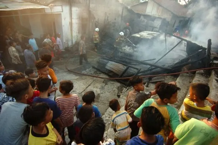 iLUSTRASI--Petugas pemadam kebakaran berusaha memadamkan api saat terjadi kebakaran rumah dan bengkel di Kelurahan Slerok, Tegal, Jawa Tengah, Selasa (16/7/2019). Menurut warga setempat, kebakaran rumah dan bengkel diduga karena ledakan kompor yang mengakibatkan dua unit mobil yang sedang diperbaiki terbakar. ANTARA FOTO/Oky Lukmansyah/hp.