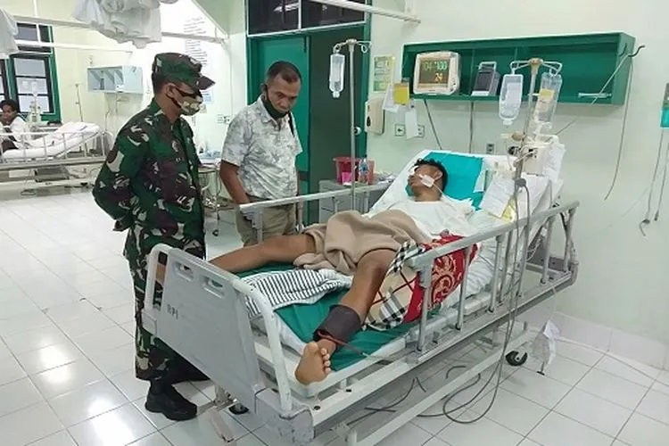 Personel TNI menjenguk korban penembakan dari Kelompok Kriminal Bersenjata (KKB) Papua. (dok Puspen TNI)