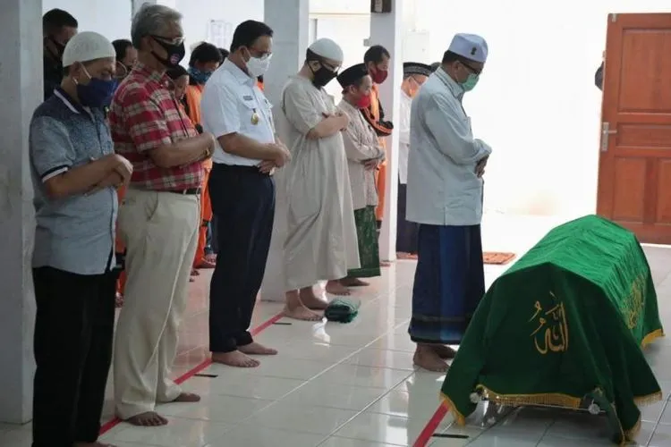 Gubernur DKI Jakarta Anies Rasyid Baswedan mengikuti sholat jenazah Taka, petugas PPSU yang menjadi korban tabrak lari, Jumat (24/7/2020).  Foto: @aniesbaswedan