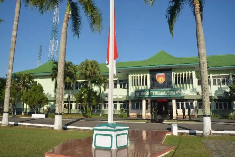 Korem 071/Wijayakusuma mengibarkan bendera merah putih setengah tiang (dok Kupas Merdeka)