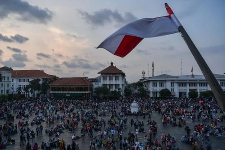 Pemandangan Kota Tua Jakarta Barat yang dipenuhi wisatawan. Penataan PKL di kawasan wisata tersebut seharusnya sudah rampung bulan November 2019. (ANTARA FOTO/Sigid Kurniawan).