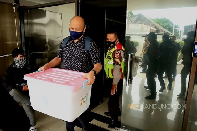KPK menggeledah Gedung DPRD Jabar selama 8 jam. (dok Ayobandung)