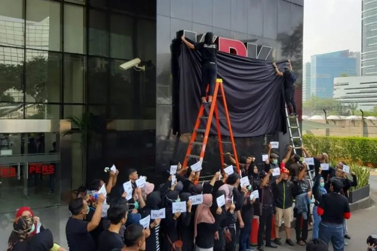 Aksi simbolik pegawai KPK menutup logo KPK di gedung Merah Putih KPK, Jakarta, Minggu (8/9/2019)/Antaranews