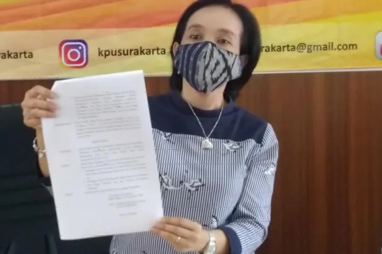 Ketua KPU Surakarta, Nurul Sutarti menunjukkan surat penetapan dua pasangan maju dalam Pilwakot Solo 2020, usai rapat pleno di Kantor KPU Surakarta, Rabu (23/9/2020). (Ayojakarta/Budi Cahyono)