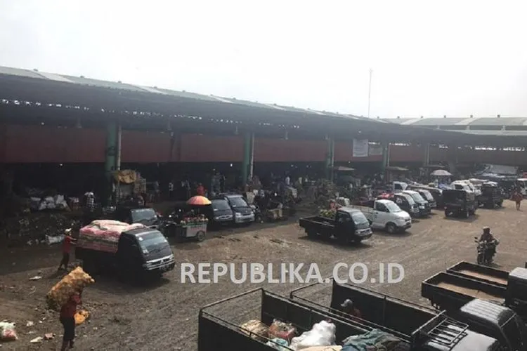 Suasana Pasar Induk Kramat Jati. Lima pedagang di Pasar Induk Kramat Jati dilaporkan positif Covid-19.  Foto: Rahayu Marini Hakim/Republika