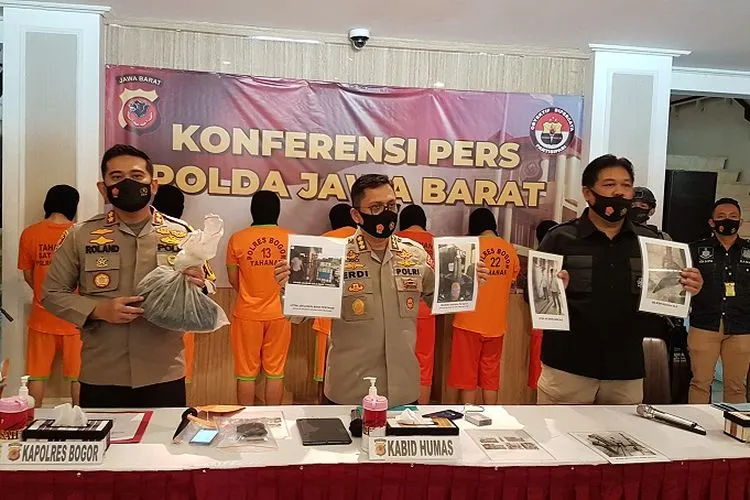 Pelaku pelemparan bom molotov di Bogor. (Ayobandung/Fichrii Hakiim)