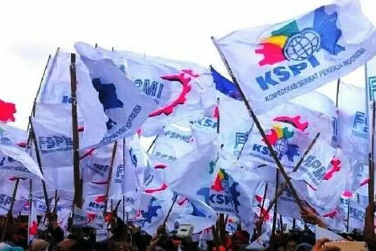 Massa buruh mengibarkan bendera-bendera serikat dalam unjuk rasa/Akuratnews
