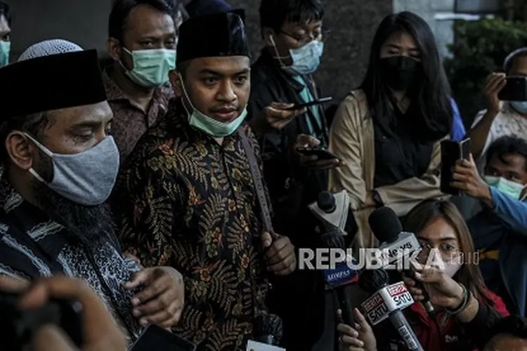 Kuasa Hukum FPI Aziz Yanuar (kedua kiri) mengatakan Habib Rizieq Shihab sudah mengetahui kabar penetapan tersangka. Saat ini lokasi Rizieq Shihab masih dirahasiakan.  Foto: Republika/Putra M. Akbar