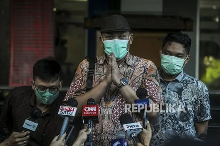 Kuasa Hukum Habib Hanif Alatas, Kamil Pasha (tengah) usai memberikan keterangan kepada wartawan di Mapolda Metro Jaya, Jakarta, Selasa (1/12). Menurut keterangannya, Habib Hanif Alatas tidak bisa memenuhi panggilan penyidik Polda Metro Jaya terkait kasus kerumunan massa di Petamburan, karena sudah ada jadual lain sebelum diberikan surat pemanggilan. (Republika/Putra M. Akbar)