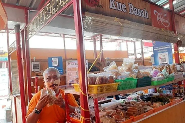 Omzet penjualan kue basah turun drastis selama pandemi Covid-19. (Ayobogor/Husnul Khatimah)