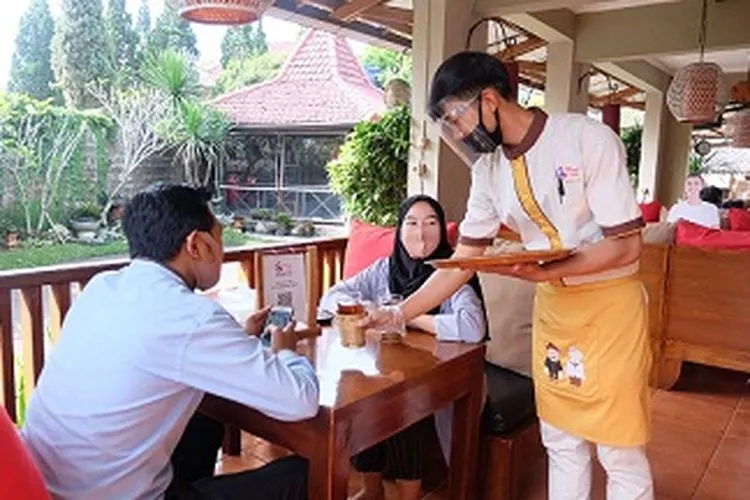 Seorang pelayan tengah melayani pelanggan. (Ayobogor/Husnul Khatimah)