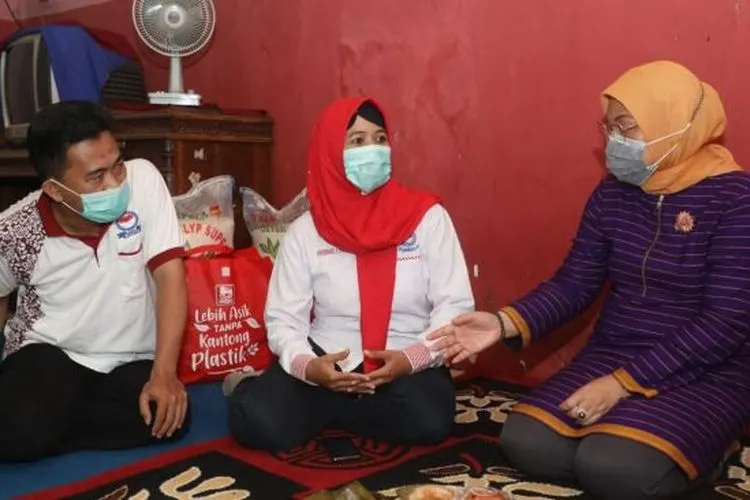 Menaker, Ida Fauziyah, di rumah Sri Riskiyah, Jateng. (Dok : Kemnaker)