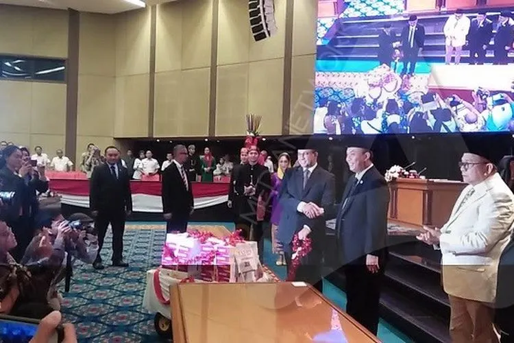 Gubernur Anies Baswedan dan Ketua DPRD DKI Prasetyo Edi Marsudi usai pengesahan RAPBD DKI tahun 2020 (Ayojakarta.com/Farsya Adilah Kamalia)
