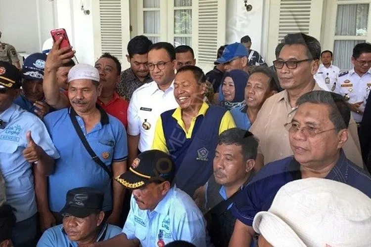 Pengurus KWK Jakut berfoto bersama Gubernur Anies Baswedan usai pertemuan di Balai Kota (Ayojakarta.com/Aprilia Rahapit)