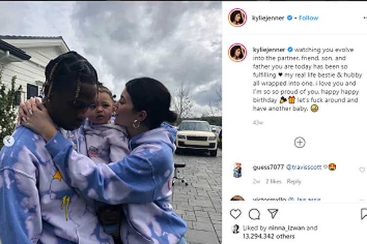 Kylie Jenner dan Travis Scott bersama putri mereka, Stormi Webster. (instagram: @kyliejenner)