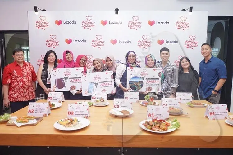 Dari kiri: GM Sales & Marketing Maxim Indonesia Edwin Siswanto, Category Director General Merchandise Lazada Indonesia Evelyn Yonathan, para pemenang Dapur Lazada, Chef Martin Praja, Chef Nunu, dan Chef Yuda Bustara/Ayojakarta.com