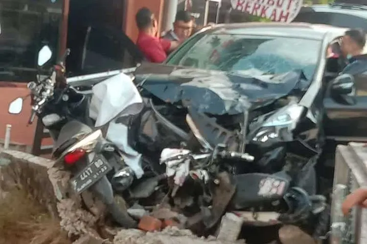 Kecelakaan beruntun di Kebon Pedes Bogor, mobil ringsek (dok)