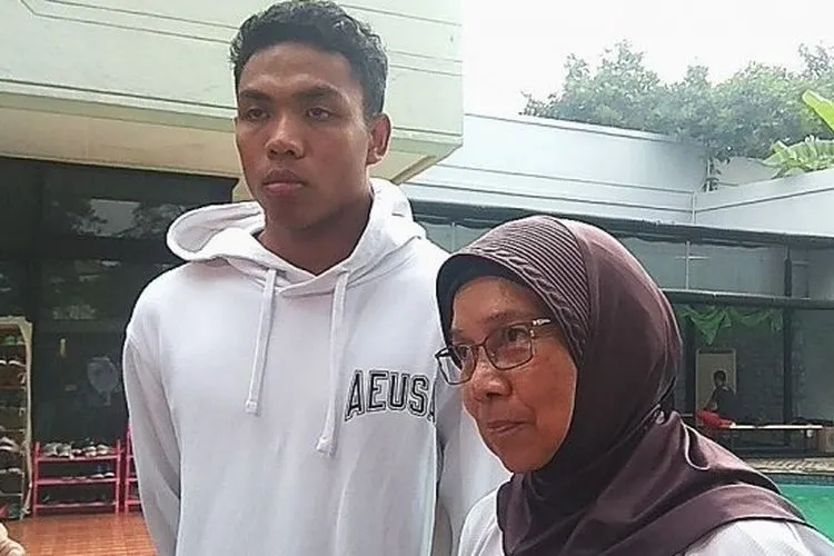 Sprinter muda andalan Indonesia, Lalu Muhammad Zohri (kiri) bersama pelatih lari jarak pendek PB PASI, Eni Nuraeni di Mess atlet PB PASI di kawasan Permata Hijau, Jakarta, Senin (15/4/2019). (Suara.com/Arief Apriadi)