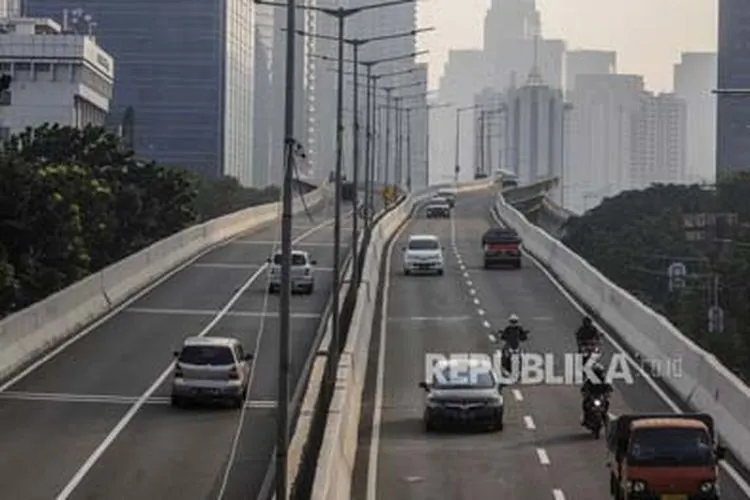 Sejumlah kendaraan roda dua melintasi Jalan Layang Non Tol (JLNT) di kawasan Kasablanka, Jakarta, Kamis (23/7). Hari pertama pemberlakuan Operasi Patuh Jaya 2020 di Jakarta masih banyak pengendara yang melanggar peraturan lalu lintas karena masih ada titik lokasi pelanggaran yang belum dijaga oleh petugas kepolisian. (Republika/Putra M. Akbar)