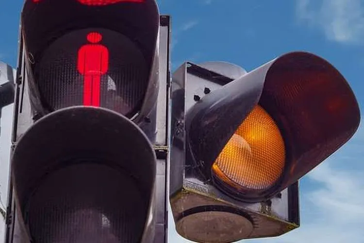 Ilustrasi lampu merah (Pixabay)