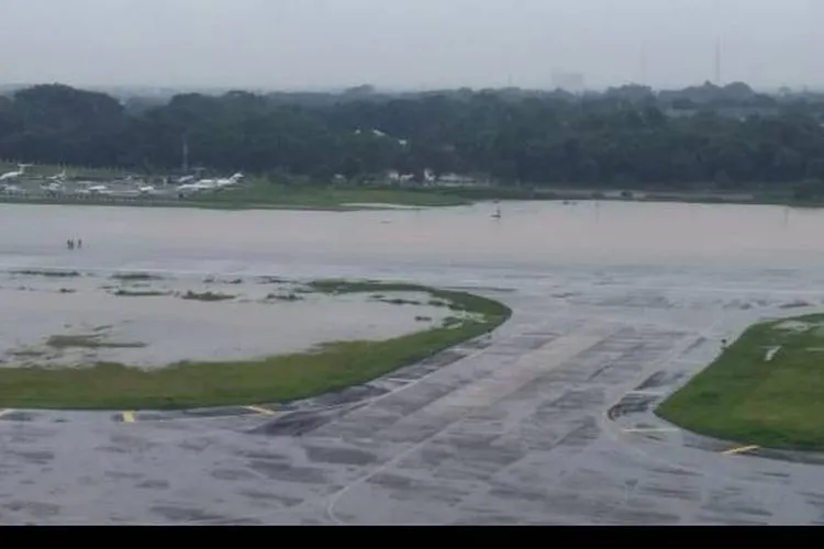 Penampakan landasan pacu Bandara Halim Perdanakusuma kebanjiran (Kompas.tv)