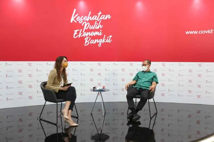 Prof. Dr. dr. Hasbullah Thabrany, guru besar fakultas kesehatan masyarakat Universitas Indonesia memberikan penjelasan mengenai perhitungan rugi rugi kena penyakit bersama dr. Reisa Broto Asmoro, juru bicara Satgas Covid 19 dan duta adaptasi kebiasaan baru di Jakarta, Senin (16/11/2020)