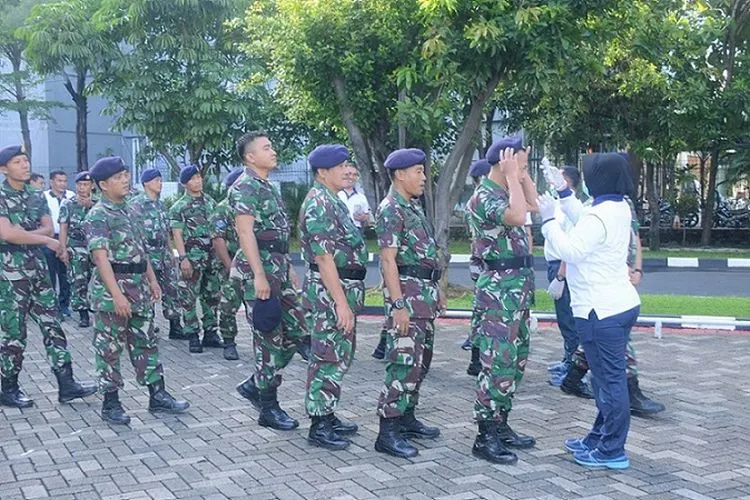 Pemeriksaan dengan alat pengukur suhu tubuh bagi prajurit dan PNS  Mako Lantamal III yang akan masuk ke lapangan apel, Selasa (17/3/2020) (Dispen Lantamal III)