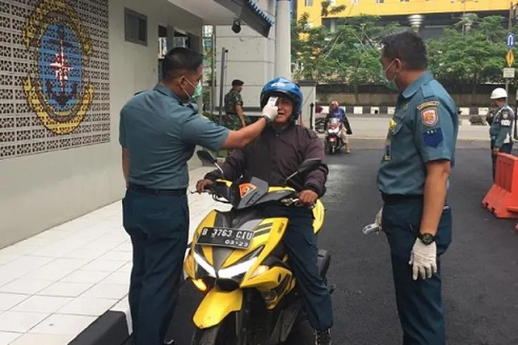 pemeriksaaan suhu tubuh tamu yang masuk ke lingkungan Lantamal III, Jakarta Utara, Rabu (18/3/2020) (Dispen Lantamal III)