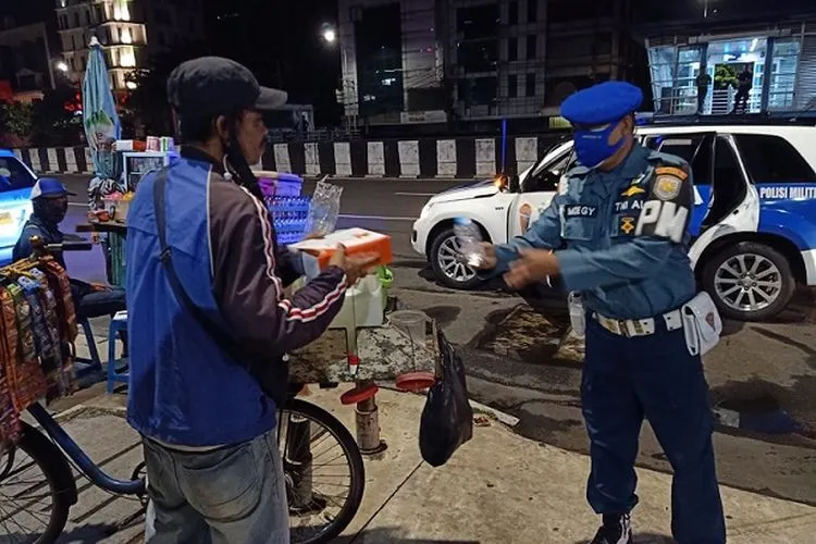 Pom Lantamal III Jakarta membagikan makanan sahur (Dispen Lantamal III)